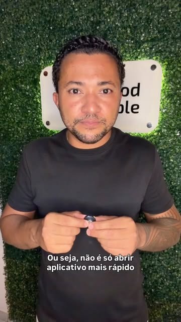 Wellington de camiseta preta diante de uma parede de plantas